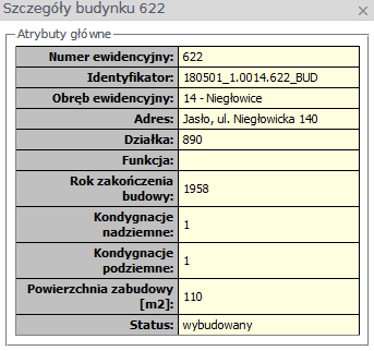 Widok okna ze szczegółami budynku